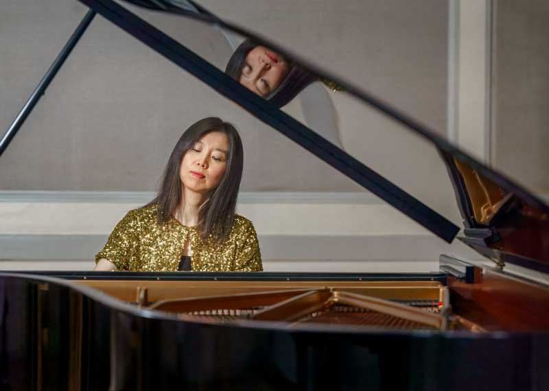 huijing hanplaying piano