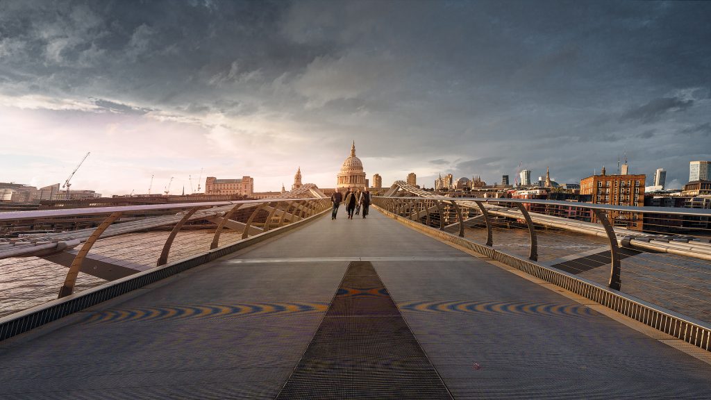Fine-Art-Fotografie aus London: Symmetrische Weitwinkelaufnahme der Millennium Bridge am Abend, die direkt auf die beleuchtete St. Paul’s Cathedral in der Ferne zuführt. Vereinzelte Fußgänger beleben die Szenerie.