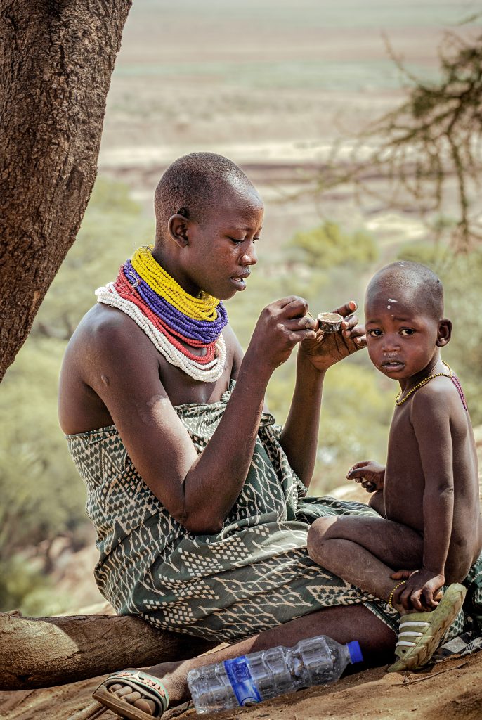 karo mother painting her child